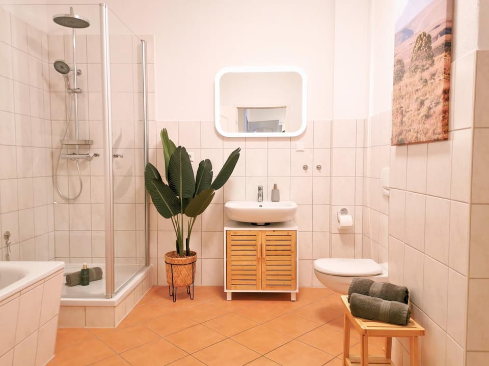 Shower, Toilet, Bathroom, Bath, towels