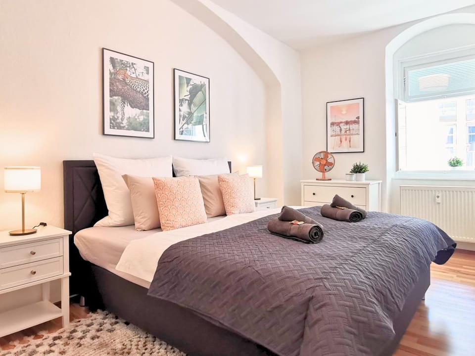 Bed, Bedroom, towels