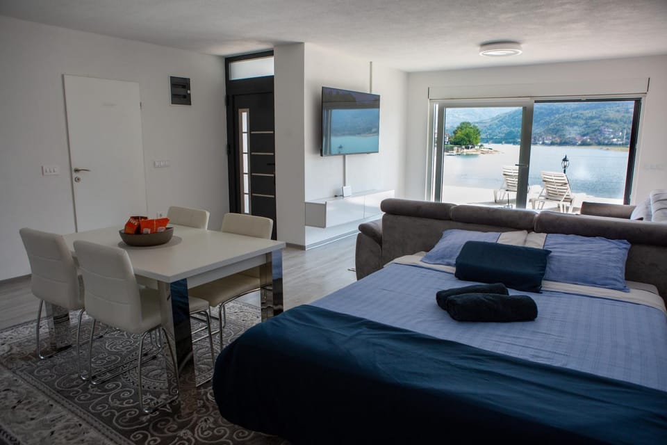 TV and multimedia, Photo of the whole room, Bedroom, Lake view