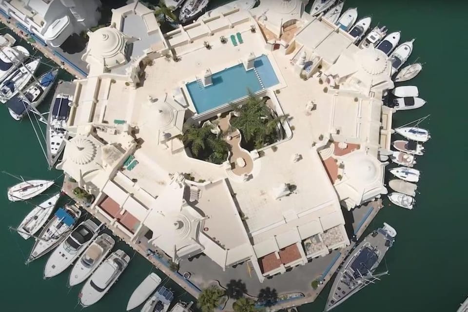 Unique apartment with rooftop pool & amazing views Apartment in Benalmadena