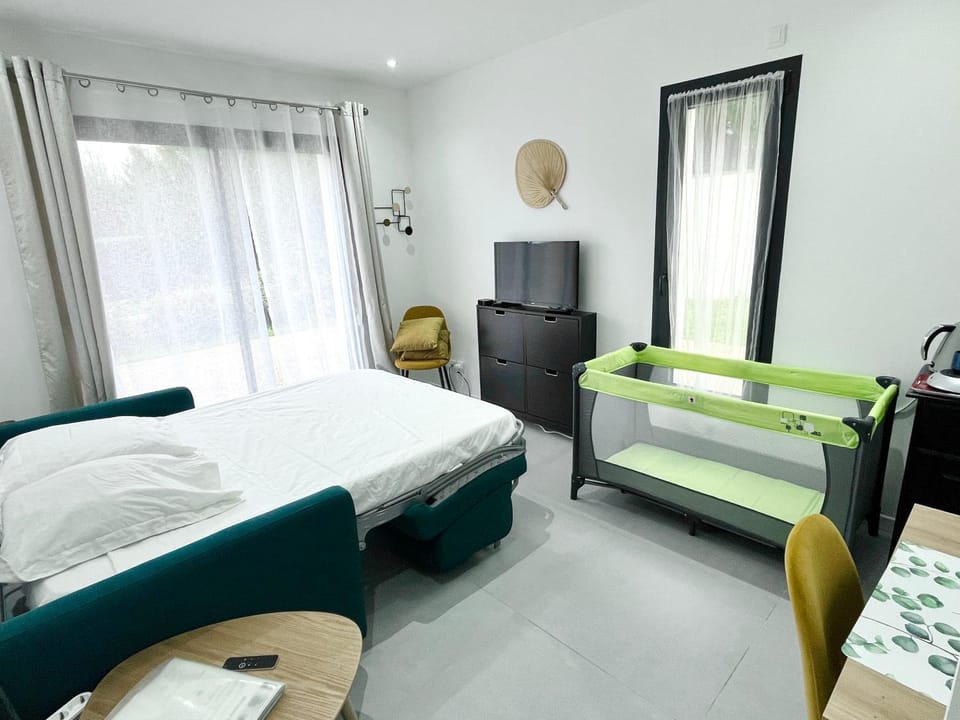 TV and multimedia, Seating area, Dining area, Bedroom, cot