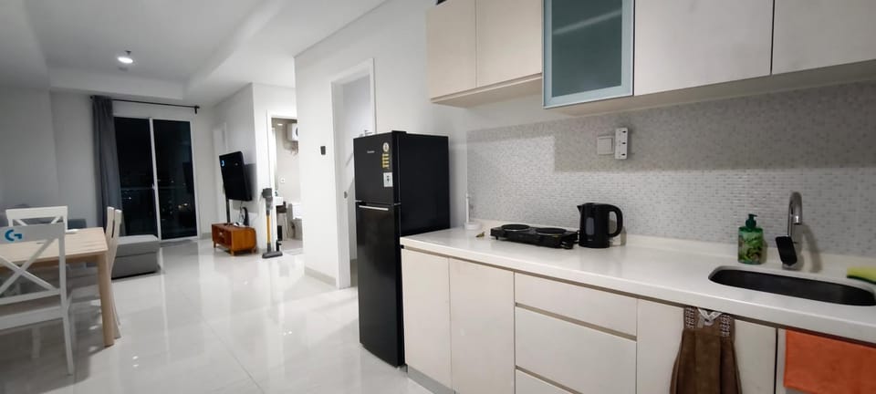 Coffee/tea facilities, Kitchen or kitchenette, Dining area, stove