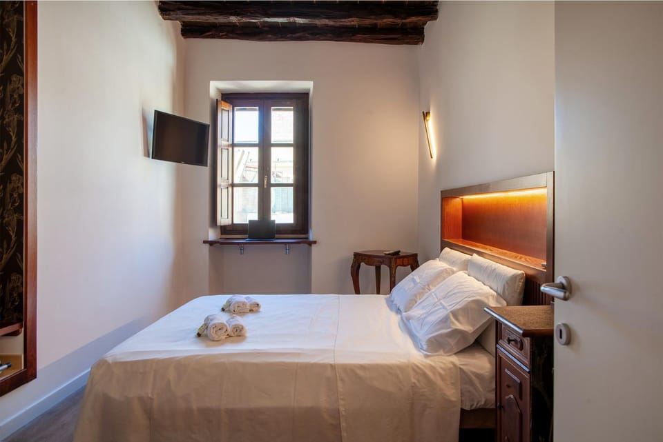 Bed, TV and multimedia, Photo of the whole room, Bedroom, towels
