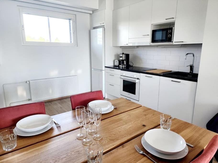 Kitchen or kitchenette, Dining area, dishwasher, oven, toaster