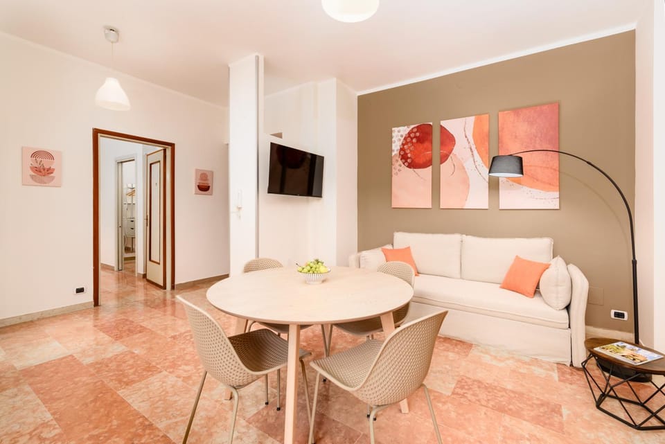 TV and multimedia, Living room, Seating area, Dining area