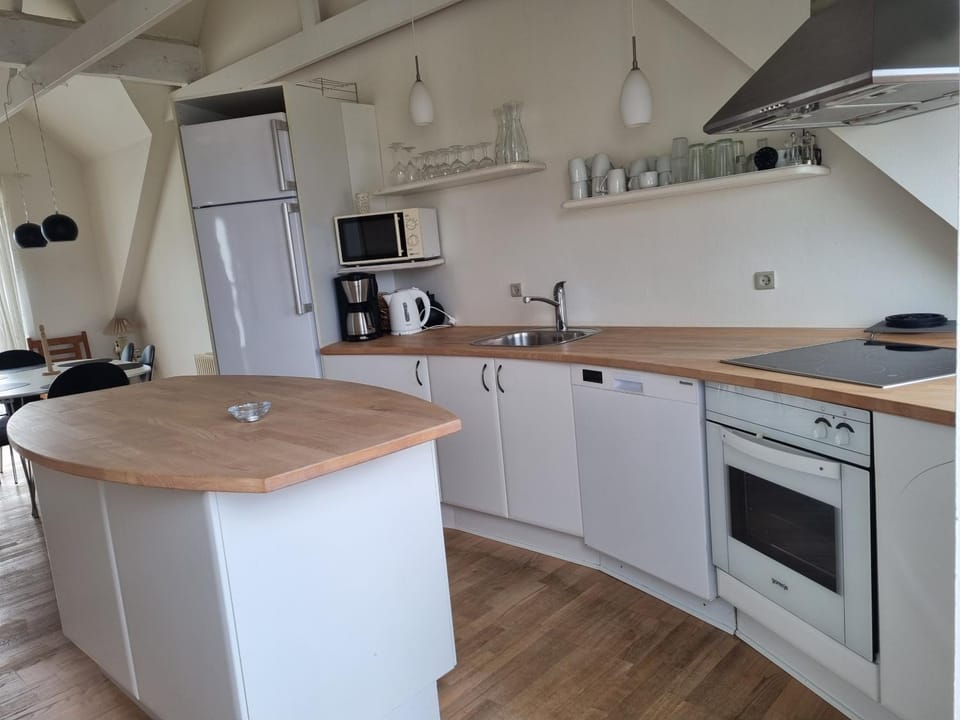 Coffee/tea facilities, Kitchen or kitchenette, dishwasher, flat iron, microwave, oven, stove, toaster, kitchen
