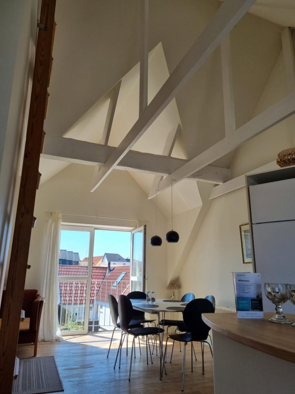Kitchen or kitchenette, Living room, Seating area, Dining area