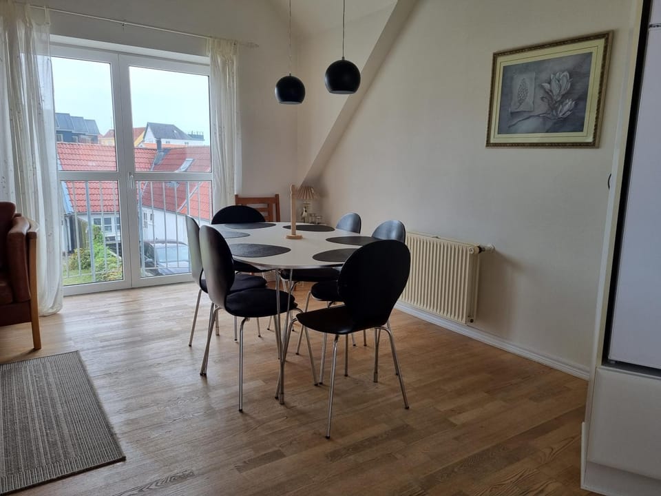 View (from property/room), Seating area, Dining area, City view