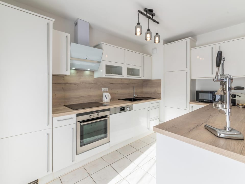 Kitchen or kitchenette, dishwasher, oven