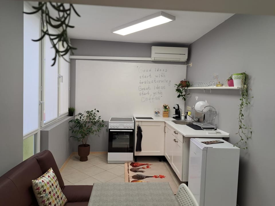 Kitchen or kitchenette, Dining area, minibar, oven, stove, air conditioner