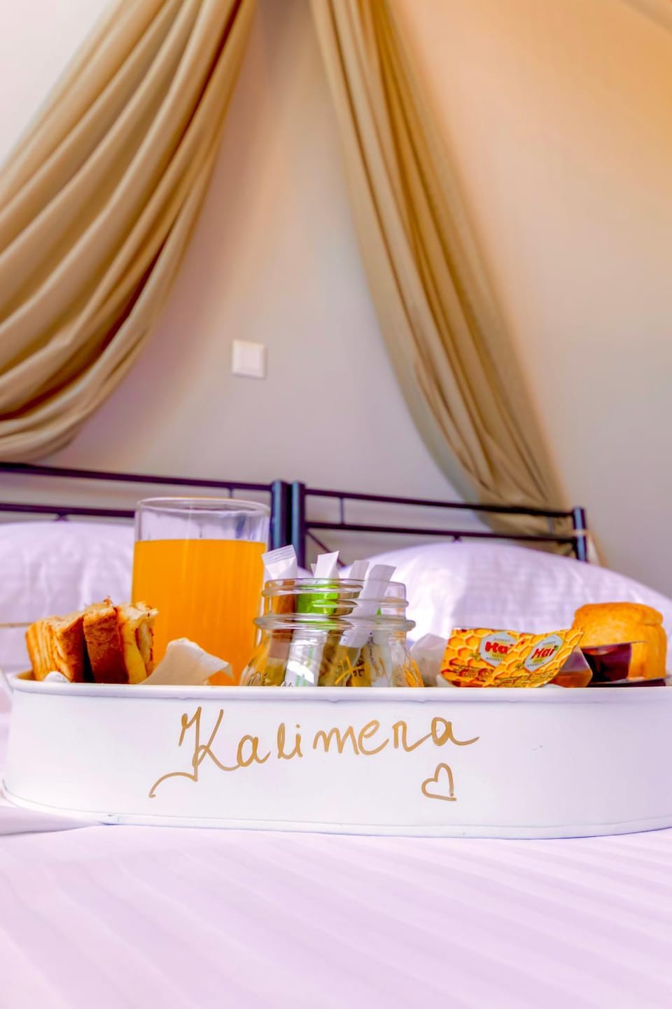 Bed, Food and drinks