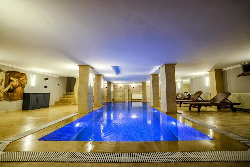 Swimming pool, sunbed