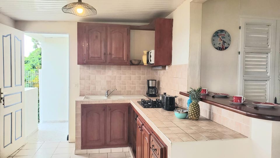 Coffee/tea facilities, Kitchen or kitchenette, stove