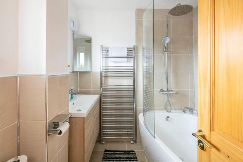 Bright Double Room l Smart TV l 5 Minute Walk from Train Station Vacation rental in England