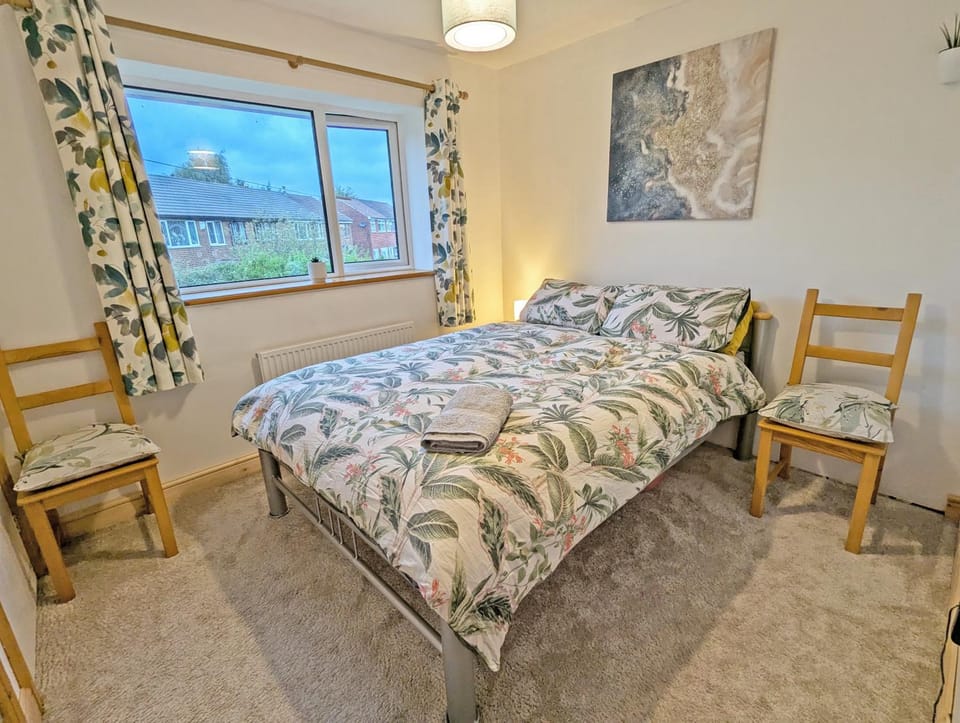Bright Double Room l Smart TV l 5 Minute Walk from Train Station Vacation rental in England