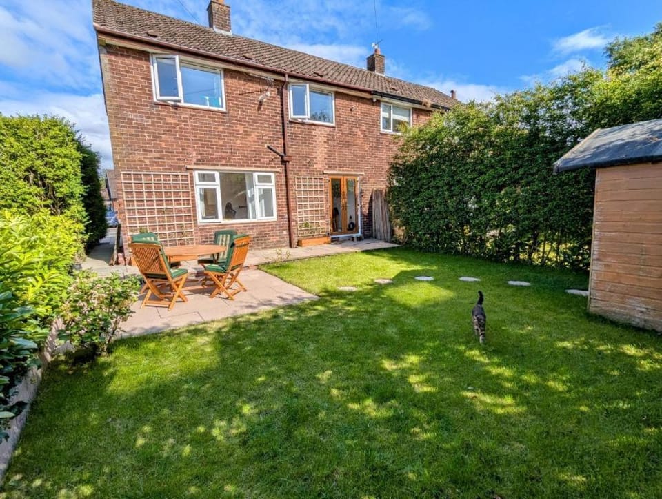 Bright Double Room l Smart TV l 5 Minute Walk from Train Station Vacation rental in England