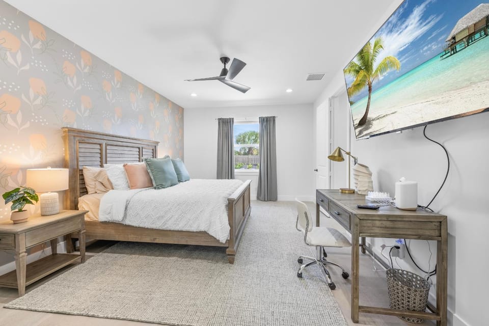 Bed, TV and multimedia, Photo of the whole room, Bedroom