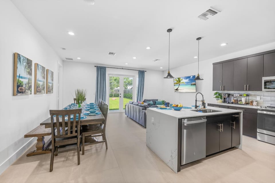 Kitchen or kitchenette, Dining area, dishwasher, oven, pet friendly, stove