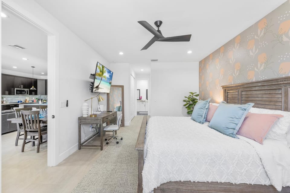 TV and multimedia, Photo of the whole room, Dining area, Bedroom