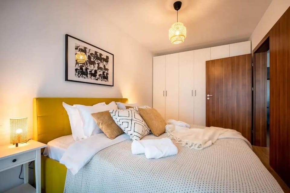 Bed, Bedroom, towels