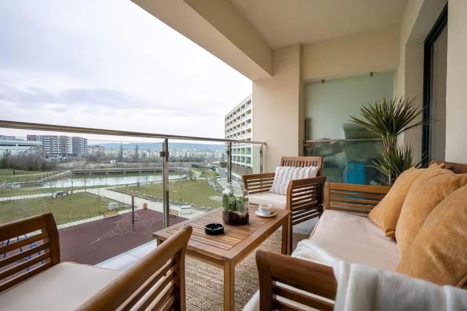 View (from property/room), Balcony/Terrace, Seating area, Lake view
