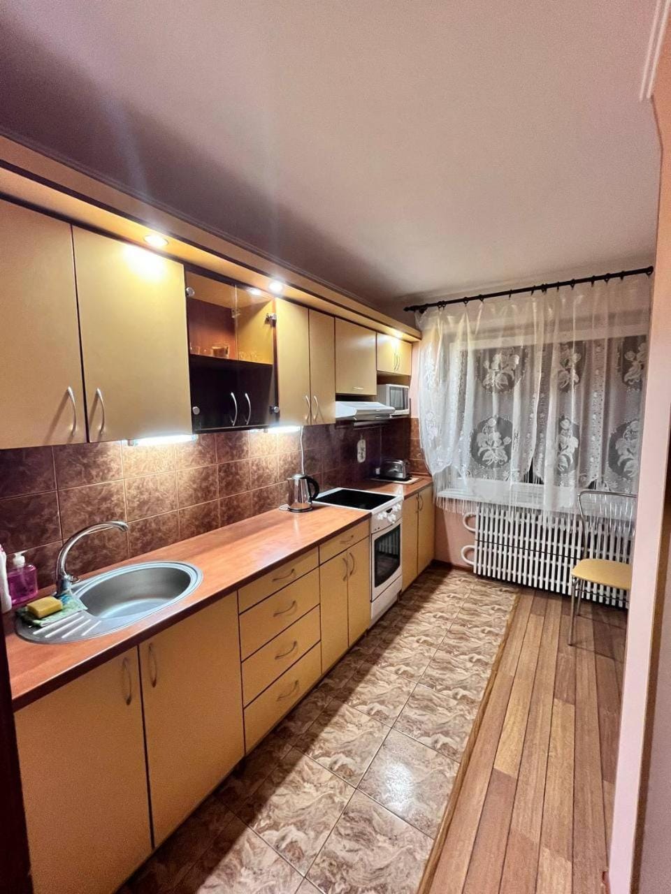 Coffee/tea facilities, Dining area, microwave, stove, toaster, kitchen