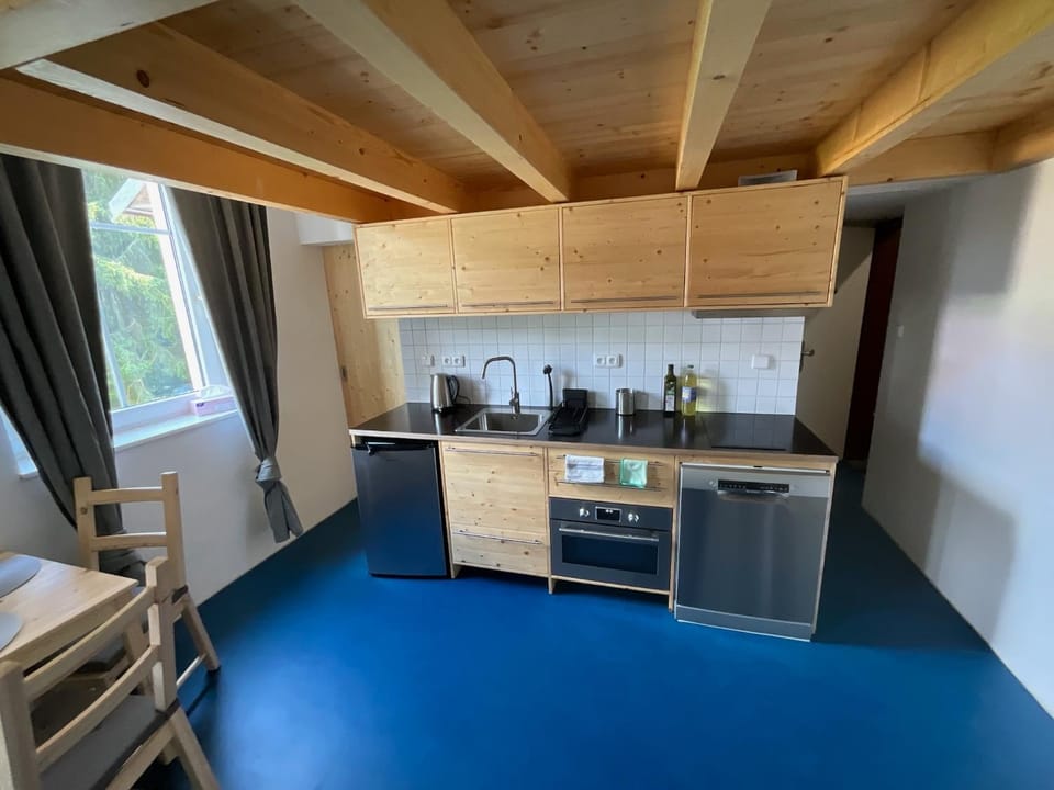 Coffee/tea facilities, Kitchen or kitchenette, oven, pet friendly, stove
