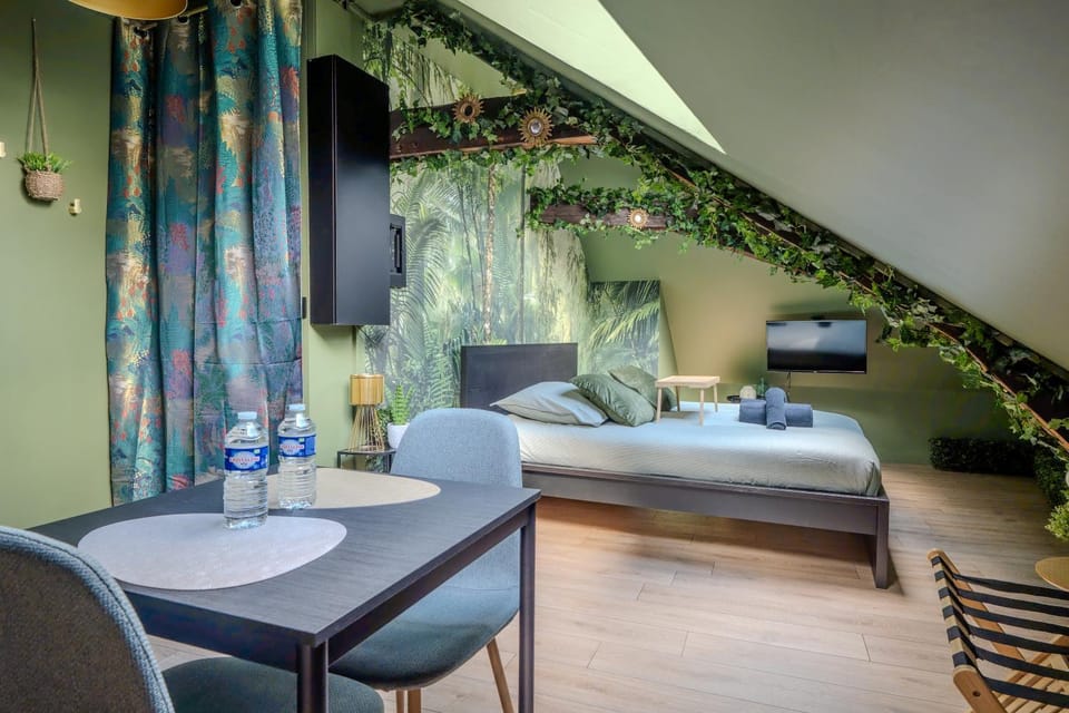 Bed, Living room, Photo of the whole room, Seating area, Dining area, Bedroom