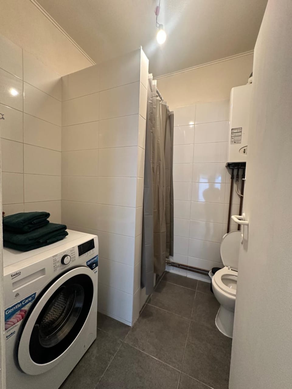 Shower, Toilet, Bathroom, towels, washing machine