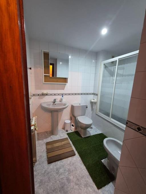 Shower, Toilet, Bathroom, Bath, bidet, towels