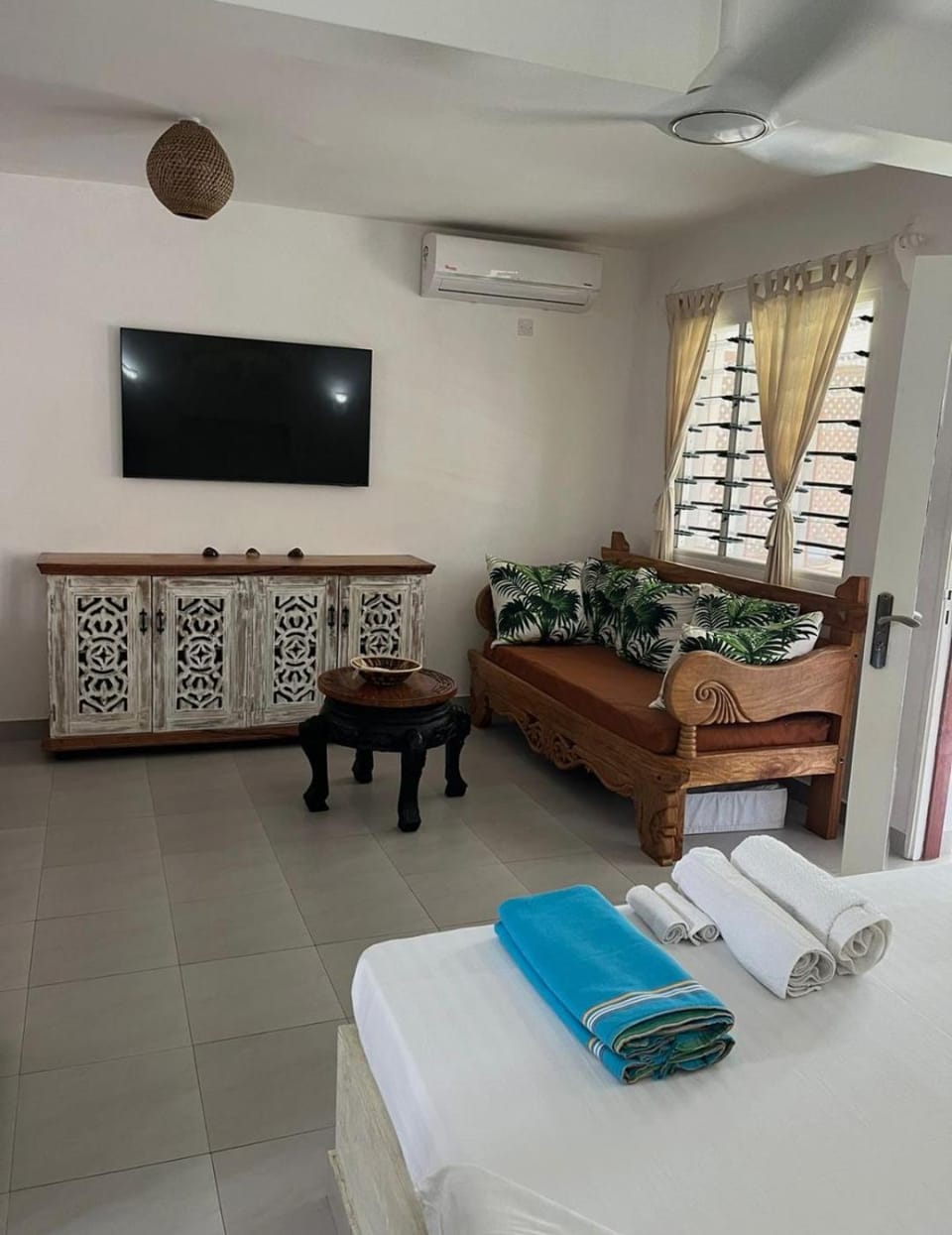 TV and multimedia, Living room, Seating area, air conditioner