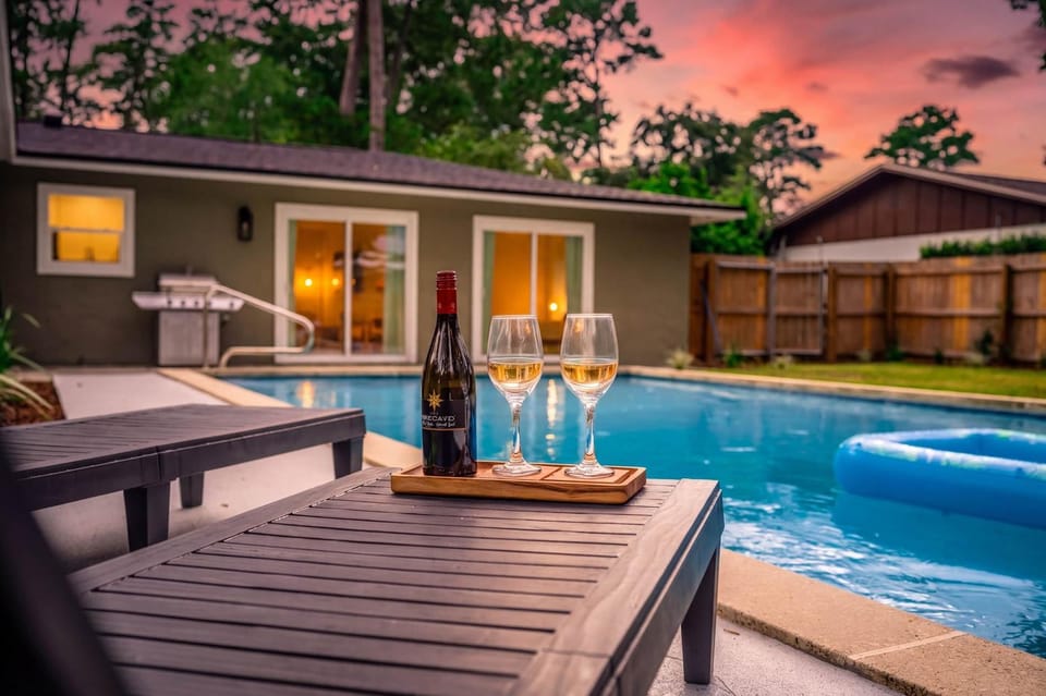 The Monterey - Private Pool , Grill , 4 King Beds House in Gainesville