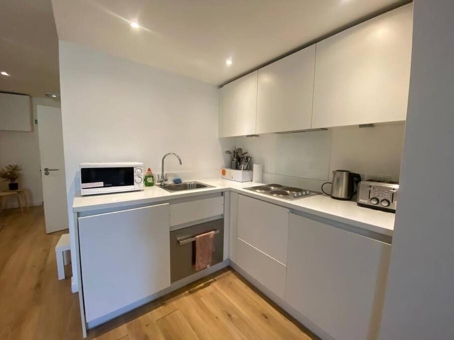 Coffee/tea facilities, Kitchen or kitchenette, dishwasher, oven, stove, toaster