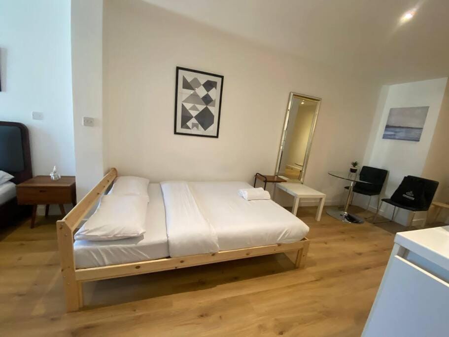 Bed, TV and multimedia, Living room, Photo of the whole room, Seating area, Bedroom