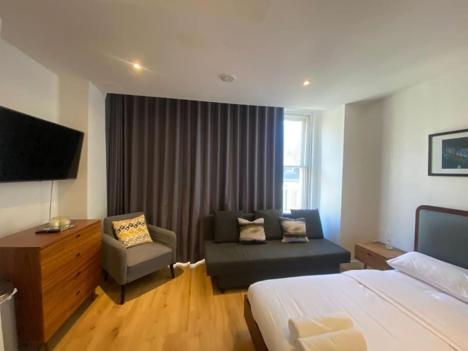 Communal lounge/ TV room, Bed, TV and multimedia, Living room, Seating area, Evening entertainment
