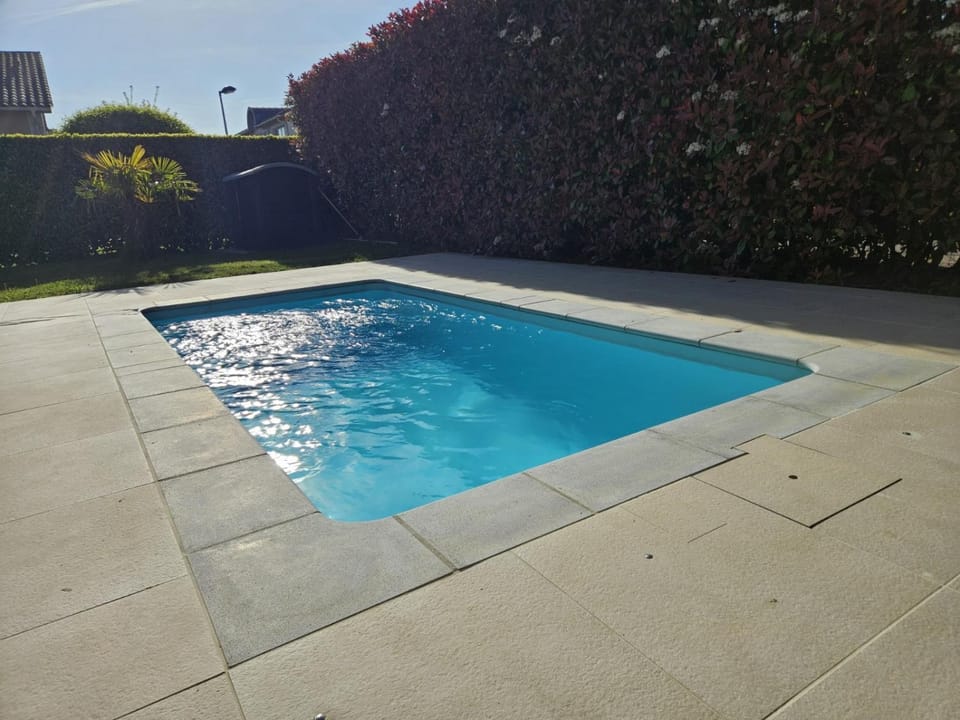 Maison très bien équipée avec piscine et au calme Villa in Auvergne-Rhône-Alpes