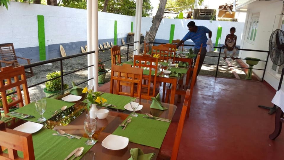 Restaurant/places to eat, Restaurant/places to eat, Off site, Night, Dinner, Location, group of guests