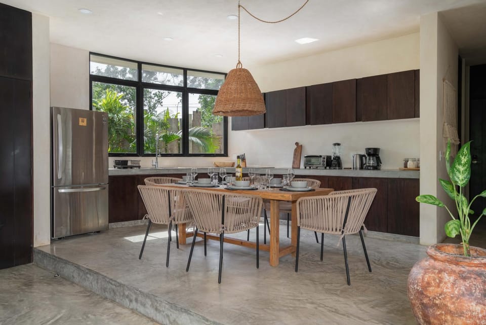 Coffee/tea facilities, Kitchen or kitchenette, Dining area, stove, toaster