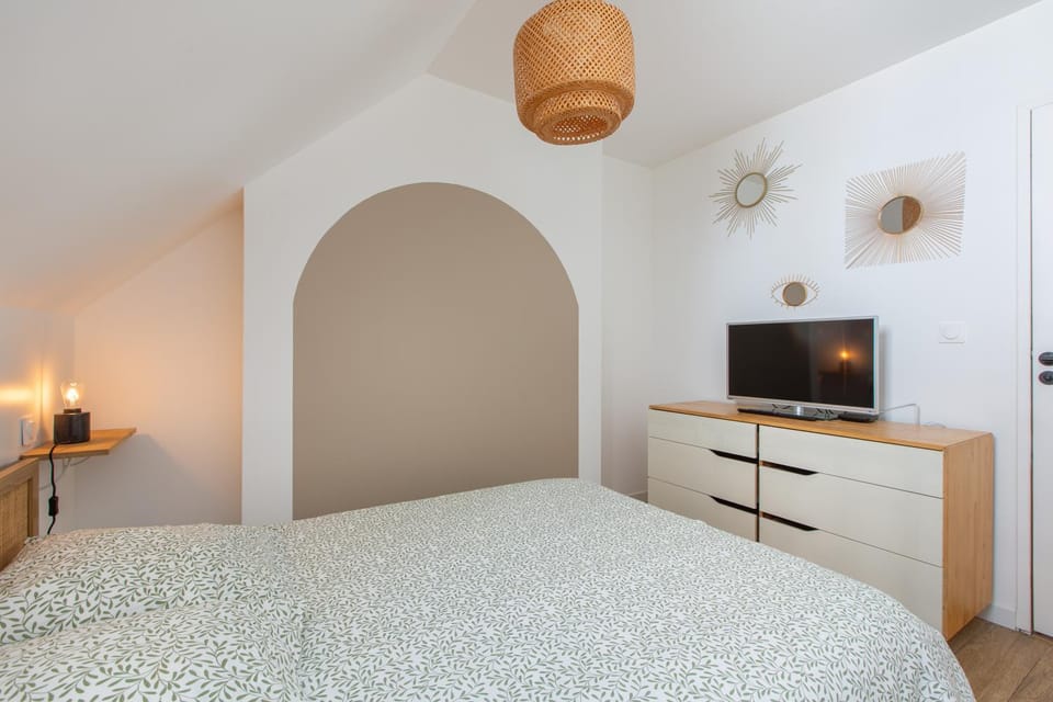 Bed, TV and multimedia, Bedroom