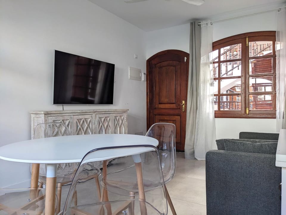 TV and multimedia, Living room, Seating area, Dining area