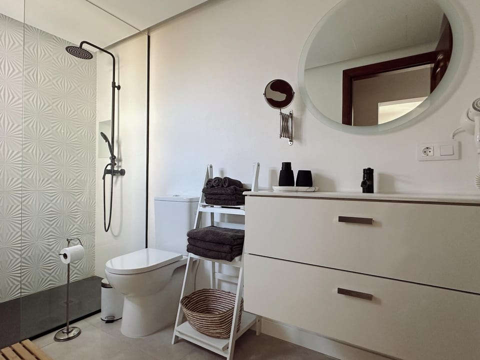 Shower, Toilet