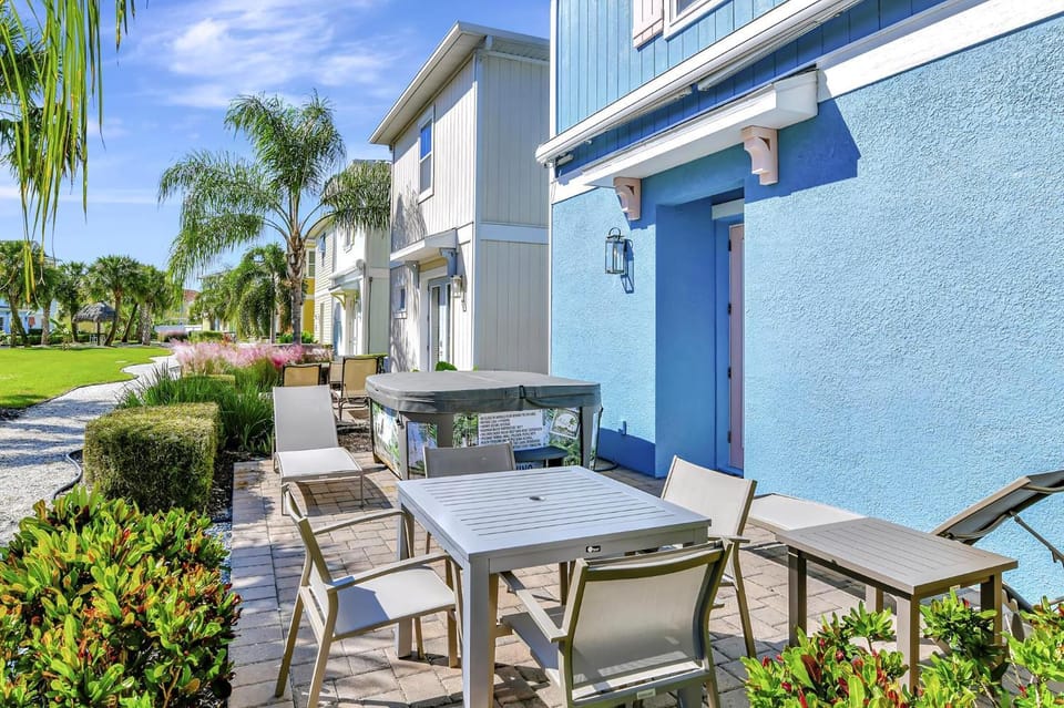 Casa Blanca Cottage With Hot Tub Near Disney With Margaritaville Resort & Island H2O Access - 8032Su House in Bay Lake