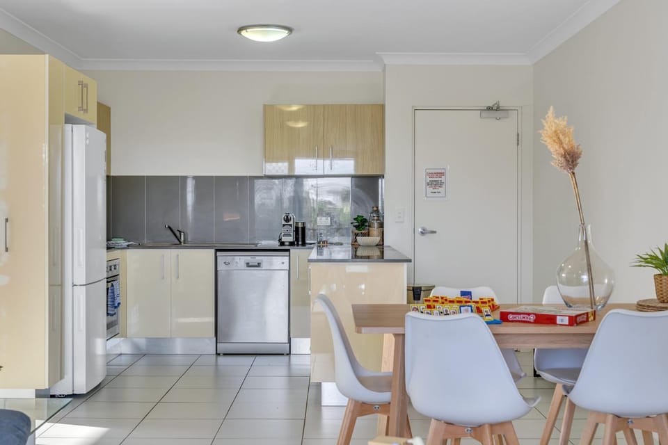 Bright 2-Bed with Private Balcony & Serene View Apartment in Brisbane