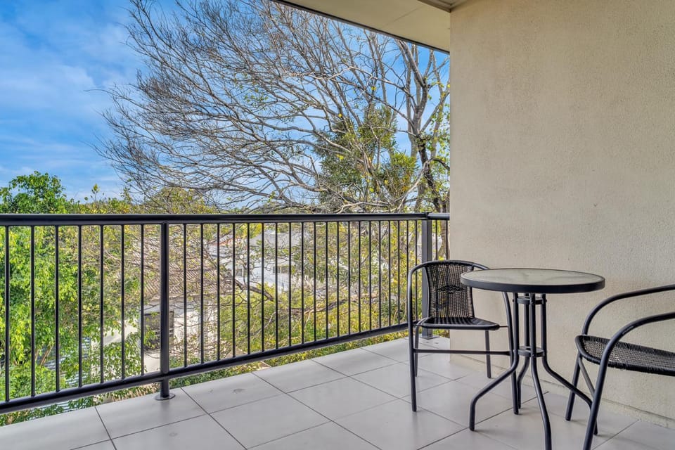 Bright 2-Bed with Private Balcony & Serene View Apartment in Brisbane