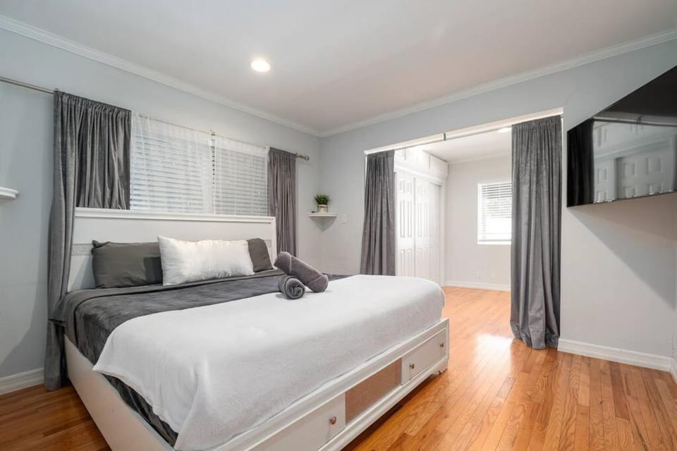 Bed, TV and multimedia, Photo of the whole room, Bedroom