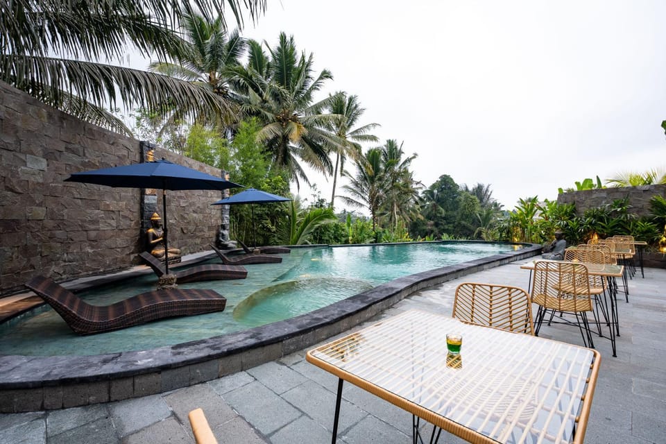 Restaurant/places to eat, Swimming pool, Breakfast