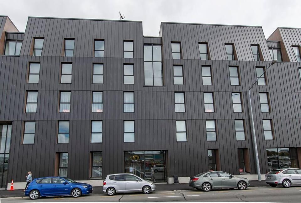 Central Location New Luxury Secure Park 3 Mins CBD Apartment in Christchurch