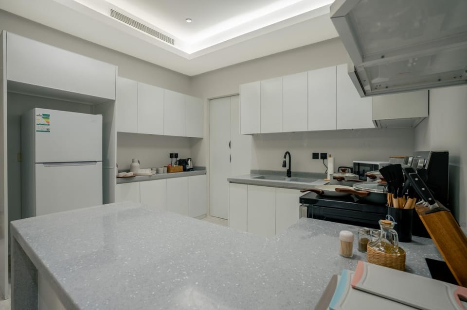 Coffee/tea facilities, oven, stove, kitchen