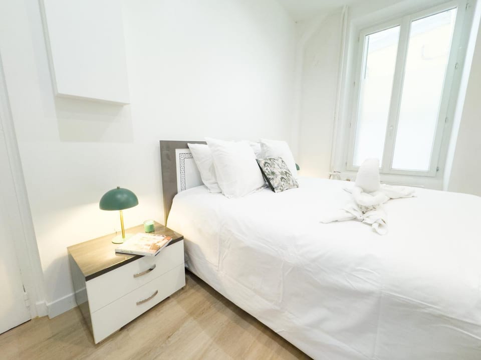 Bed, Photo of the whole room, Bedroom