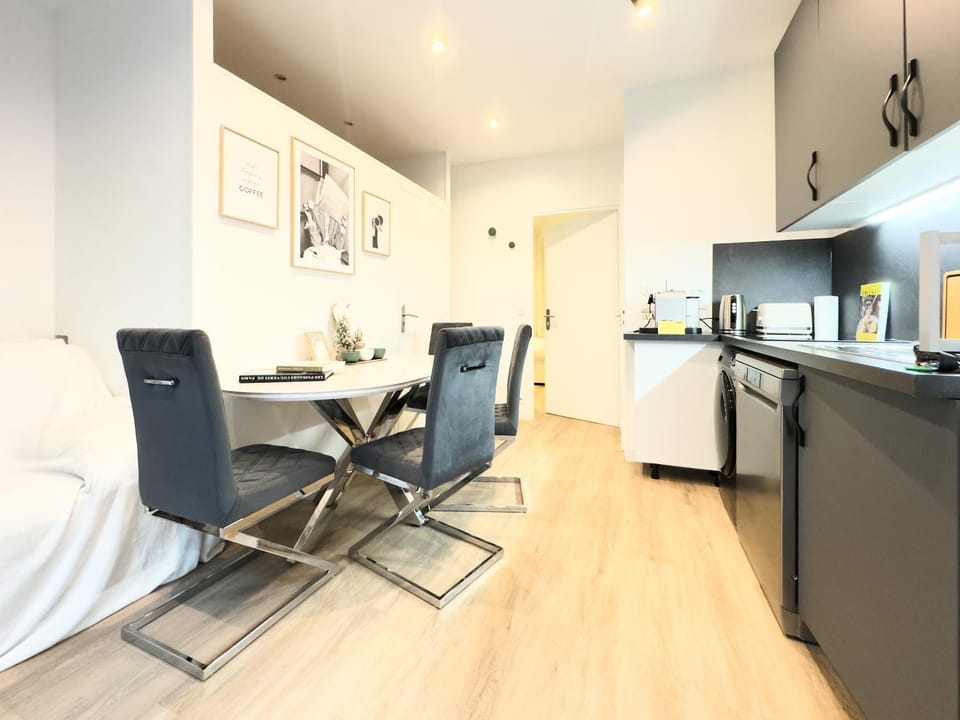 Living room, Dining area, stove, kitchen